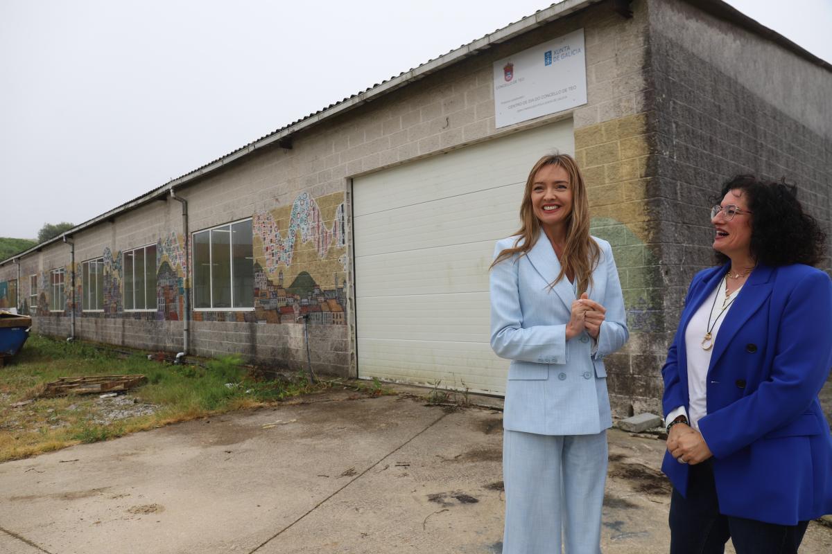 Fabiola García y Lucía Calvo junto al inmueble en el que se construirá el centro de día de Teo