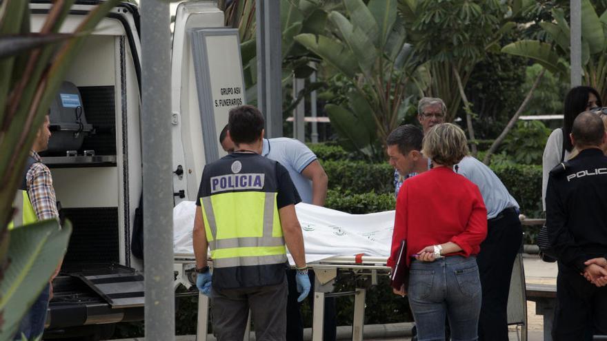 Los servicios funerarios retiran el cadáver del lugar de los hechos.