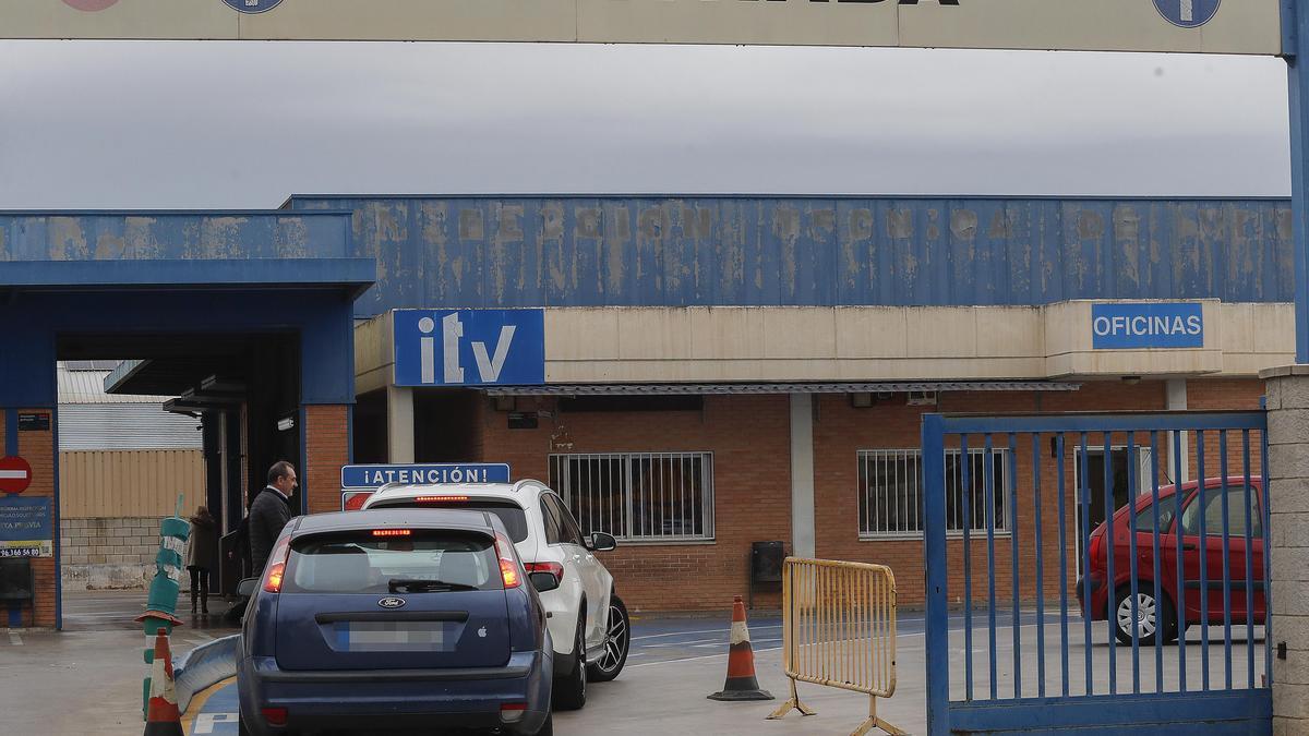 Colas para pasar la ITV en una estación de Valencia.