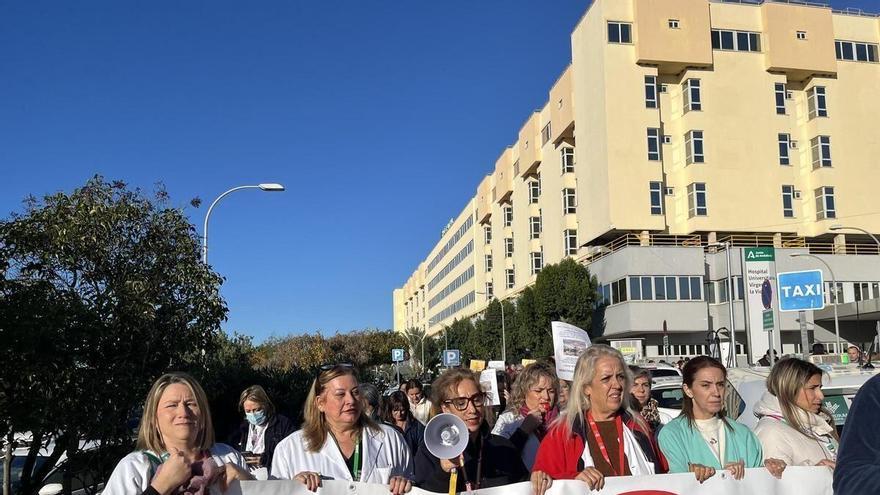 Denuncian que pacientes frágiles esperan "horas o días" una cama en el Clínico de Málaga
