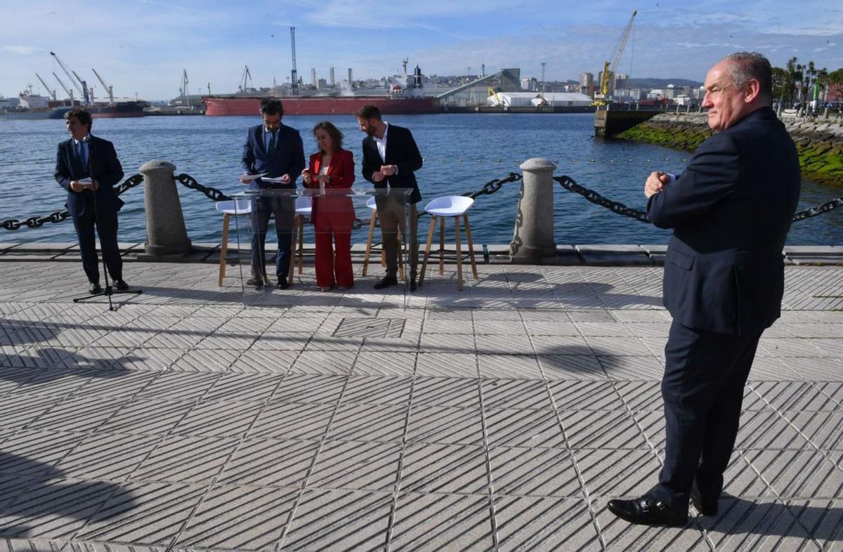 Lorenzo, a la derecha, en el acto del Puerto y la Xunta en O Parrote. |   // VÍCTOR ECHAVE