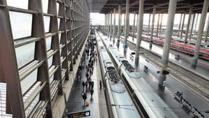 Archivo - Varias personas en una de las vías de la estación Puerta de Atocha-Almudena Grandes