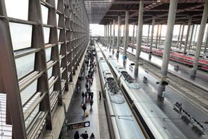 Archivo - Varias personas en una de las vías de la estación Puerta de Atocha-Almudena Grandes