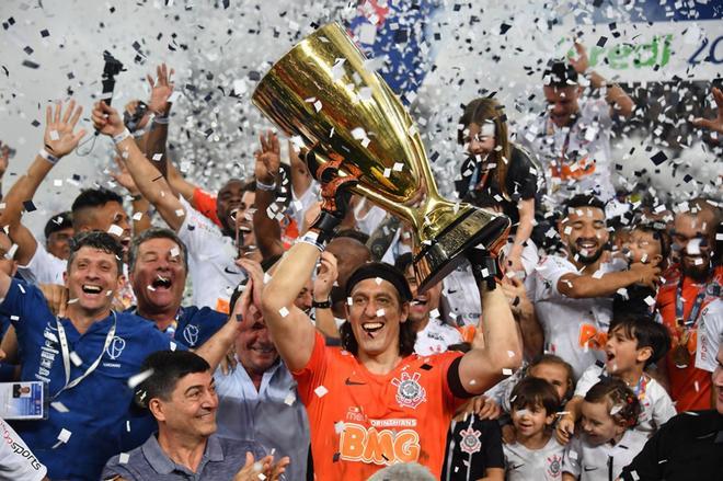 El capitán del Corinthians, el portero Cassio (C), sostiene la copa después del último partido de fútbol del campeonato Paulista contra Sao Paulo en el estadio Arena Corinthians, en Sao Paulo, Brasil.