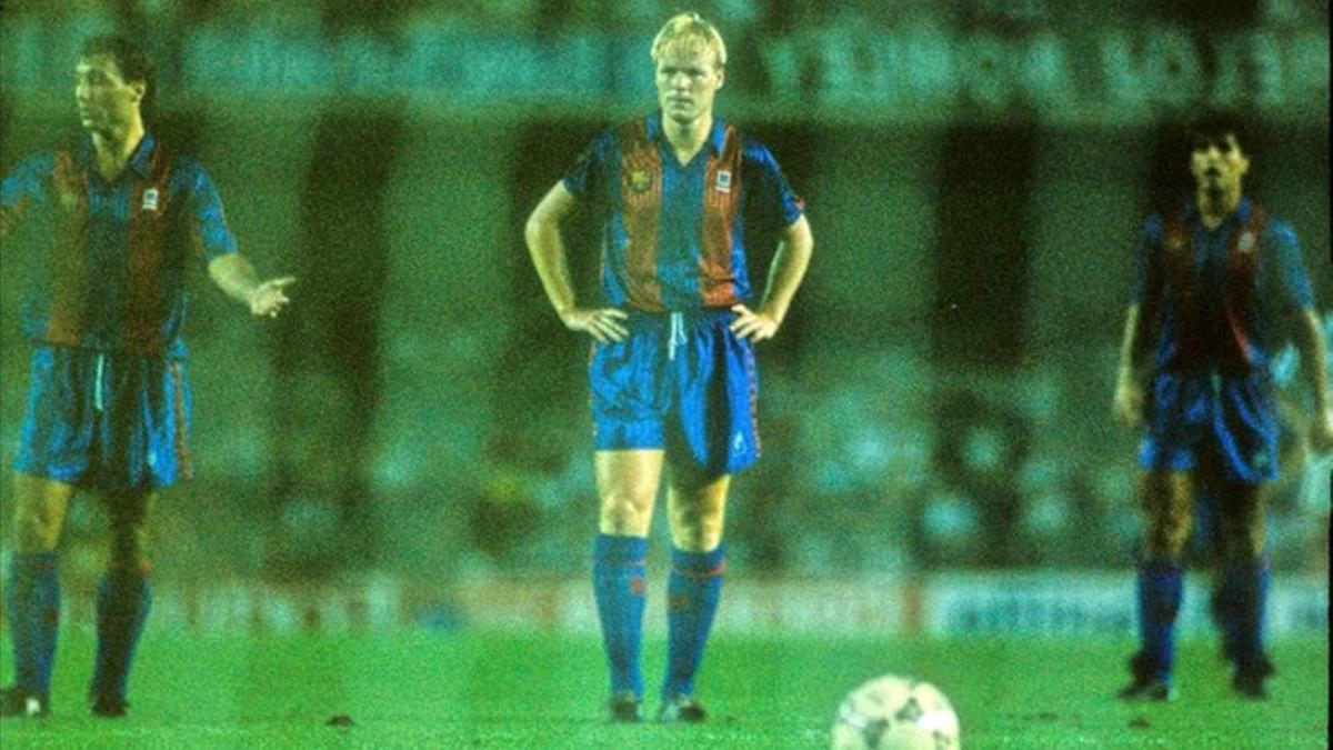 Koeman se prepara para tirar un penalti en el Camp Nou ante la Real Sociedad (temporada 1991-92).