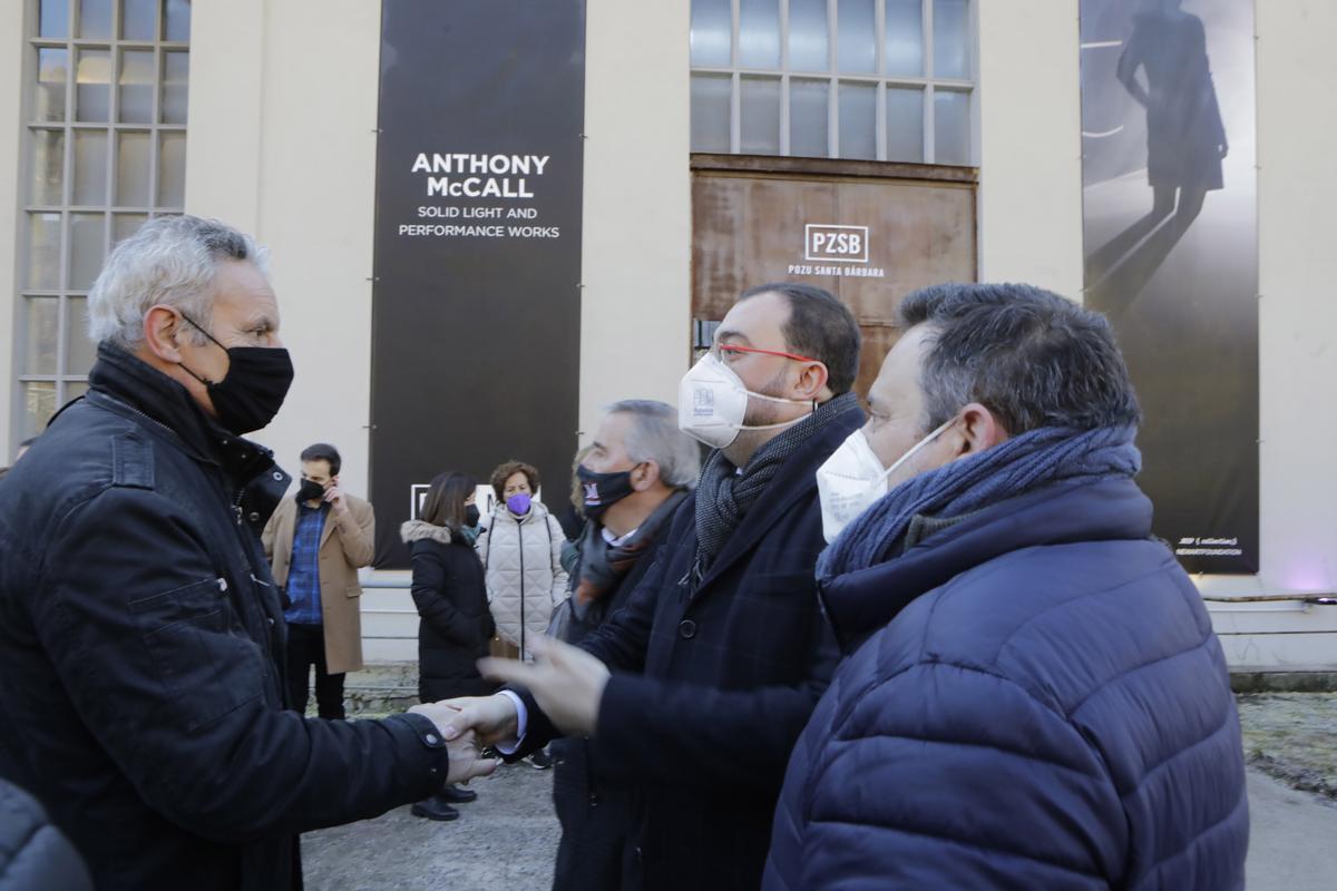 La visita de Adrián Barbón a la exposición de McCall