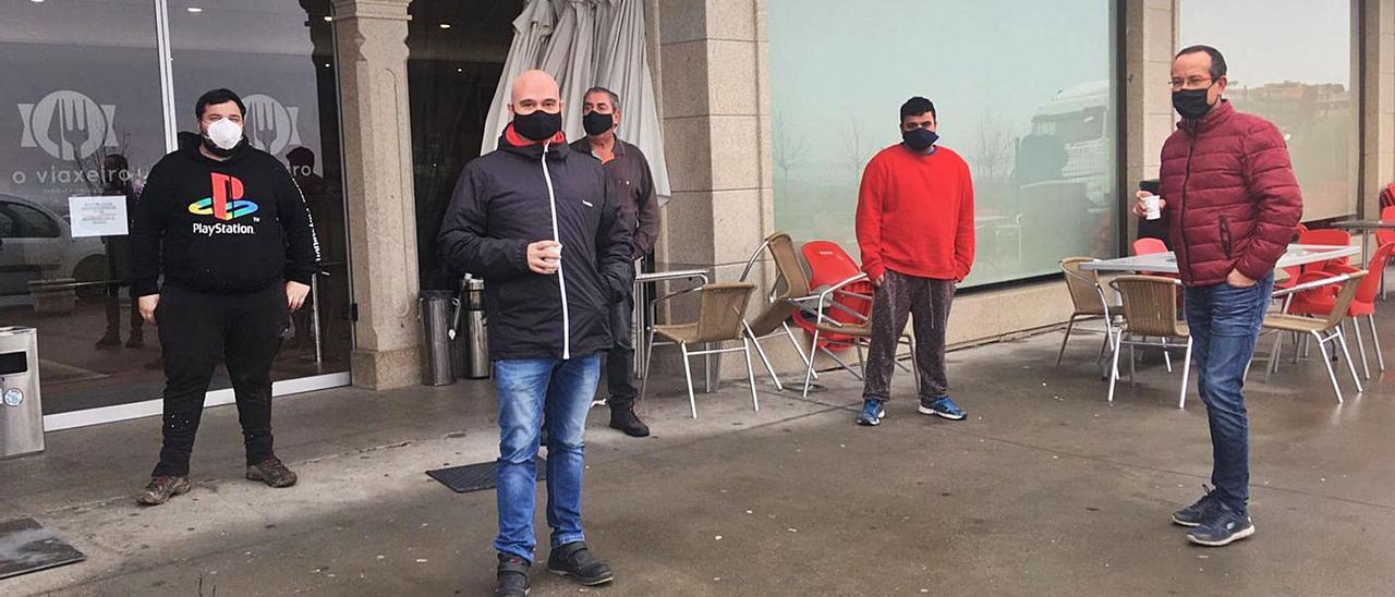 Transportistas de Verín tomando el café de media mañana en el exterior de un restaurante de As Vendas da Barreira (Riós). |   // FDV