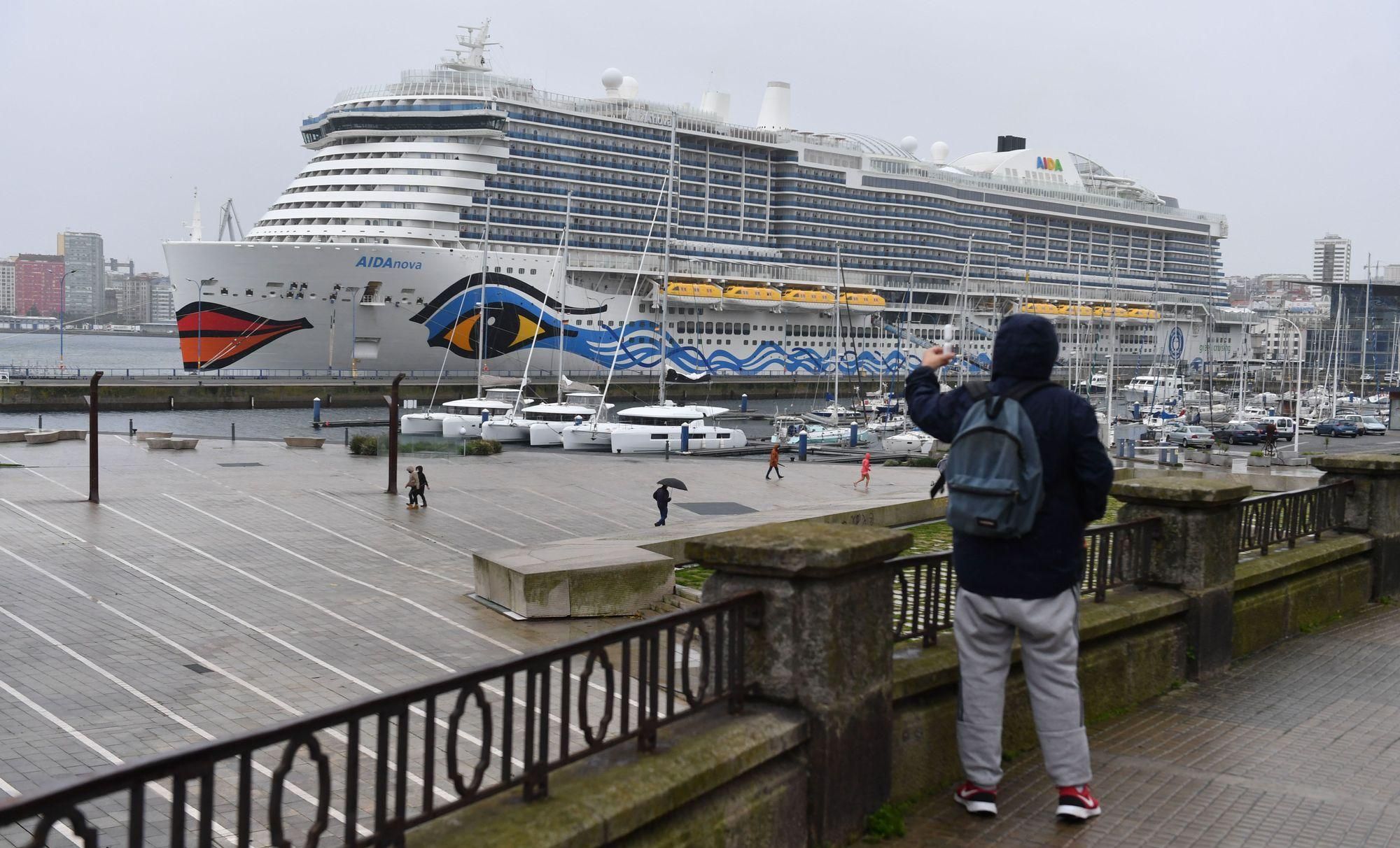 El &quot;Aida Nova&quot; atracado en el puerto de A Coruña.