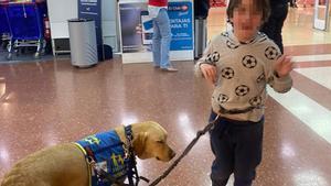 Imagen del niño y de su perro de asistencia tras prohibirle la entrada al centro comercial.