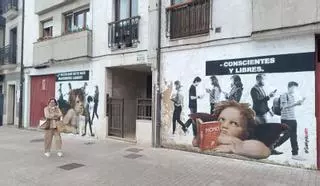 Un nuevo mural de Sentydoart anima a la lectura en la polesa plaza de Les Campes