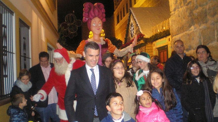 El alcalde junto a los más pequeños en el pasacalles de Navidad.