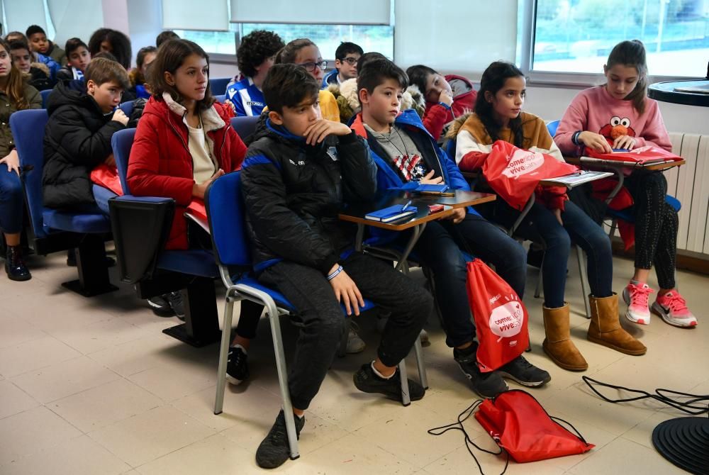 Los escolares visitaron las instalaciones deportivas de Abegondo, profundizaron en la historia del club de la mano del periodista Carlos Miranda y conocieron a los jugadores Saúl e Iris.