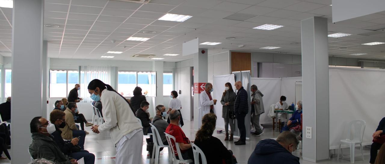 Interior del centro de vacunación de San Vicente.