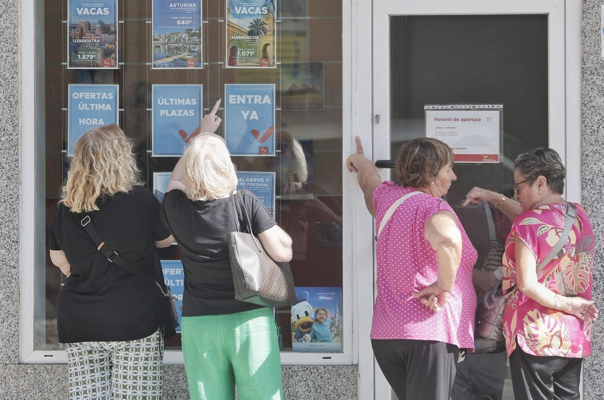 Pensionistas esperan la apertura de una agencia de viajes en la calle Eusebio Estada, en Palma, para reservas del Imserso.