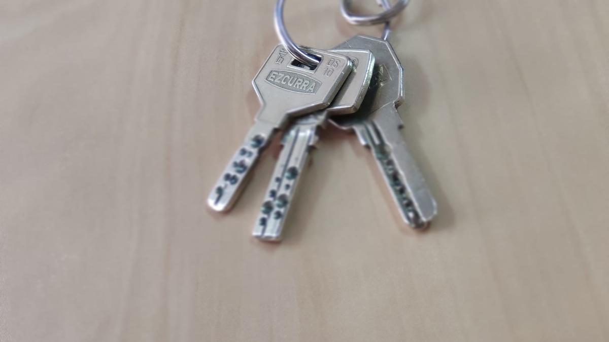 Entrega de llaves tras la firma de la hipoteca.