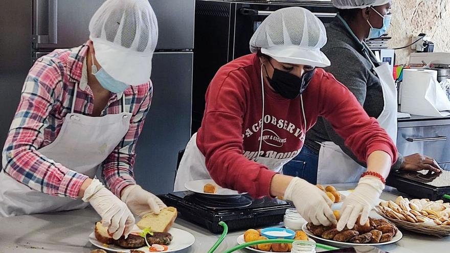 Imagen de la formación de especialización en cocina que realizó Cáritas Mallorca. | CÁRITAS MALLORCA