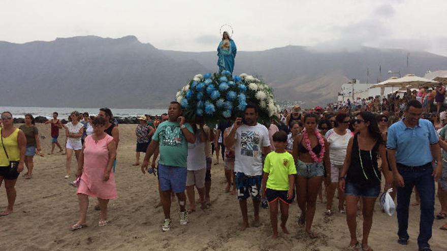 El Sagrado Corazón de María, ayer, a su llegada a la playa de la Caleta para la procesión marítima.