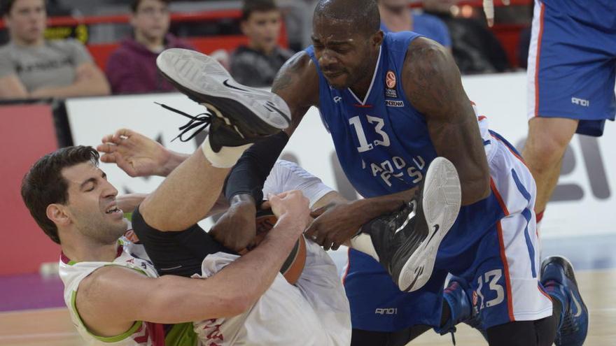 Stephane Lasme (d) lucha por el balón con Tornike Shengelia (i)