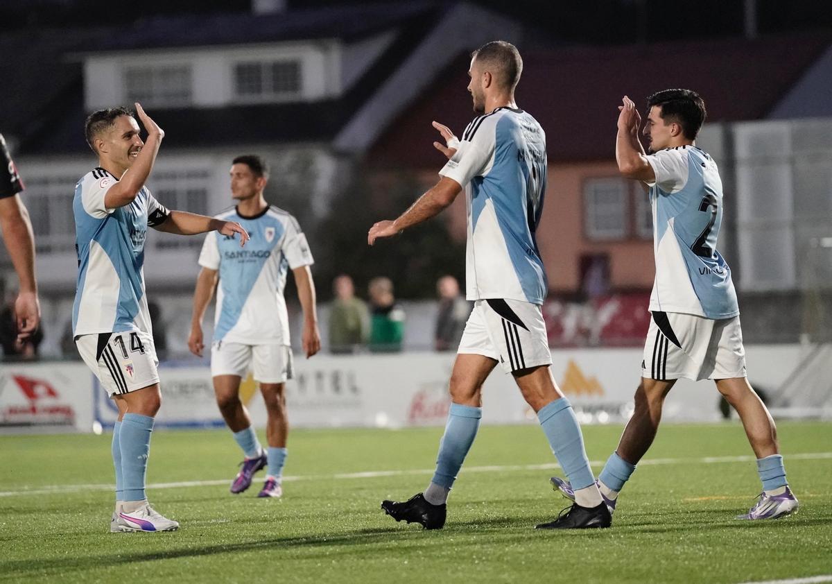 Samu Rodríguez y Jorge Maceira celebran junto a Turby durante la pretemporada pasada.