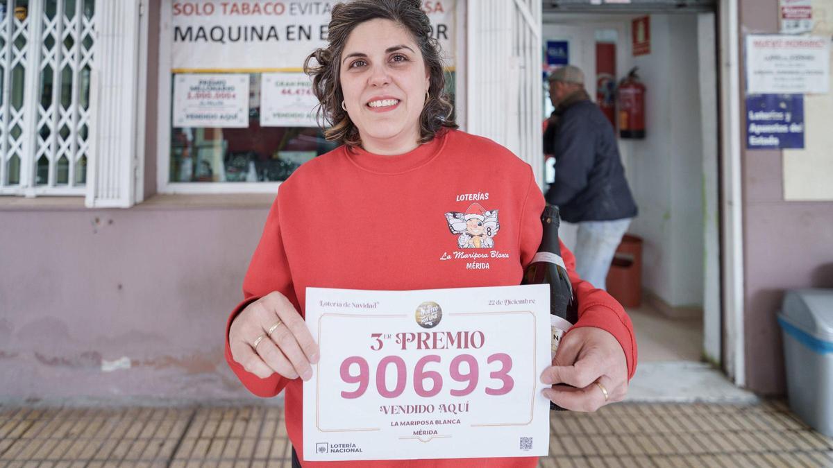 Yanet Solís, responsable de la administración de Loterías y estanco, celebrando el premio repartido.