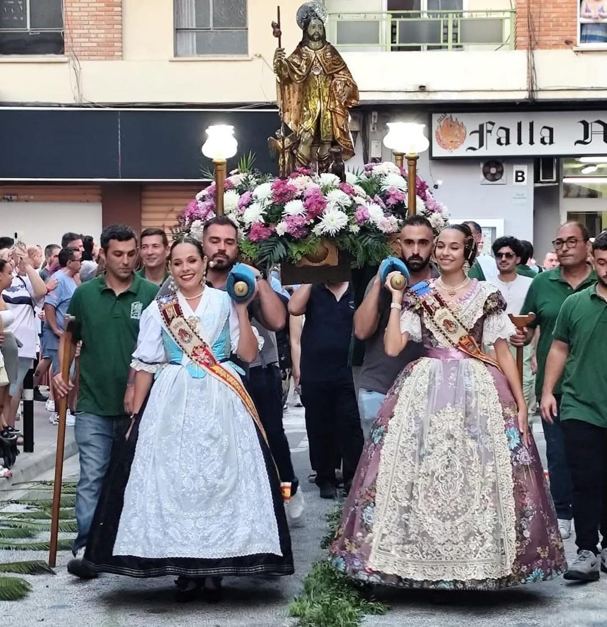 Un clásico de verano: llevar a hombros a San Roque