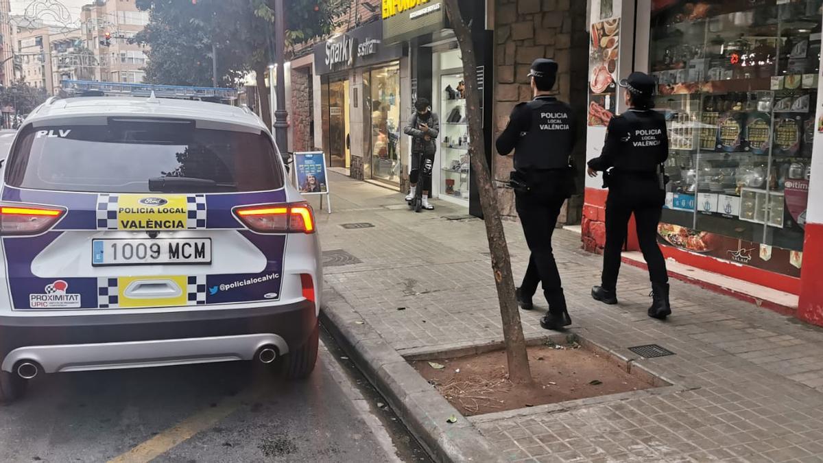 Una pareja de agentes de proximidad patrulla por el barrio de Orriols, ayer.