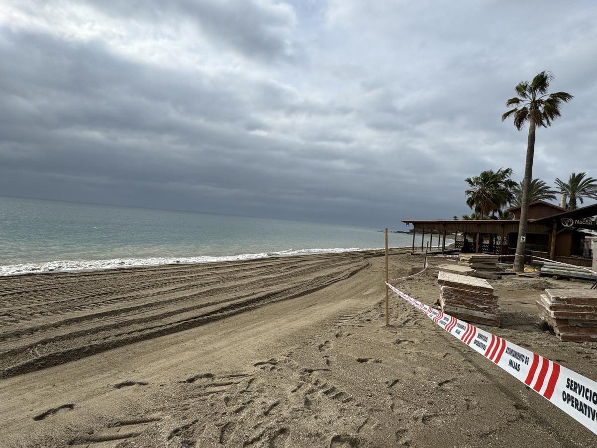 El Consistorio ultima los trabajos para que el chiringuito de la playa de El Bombo pueda abrir al público.