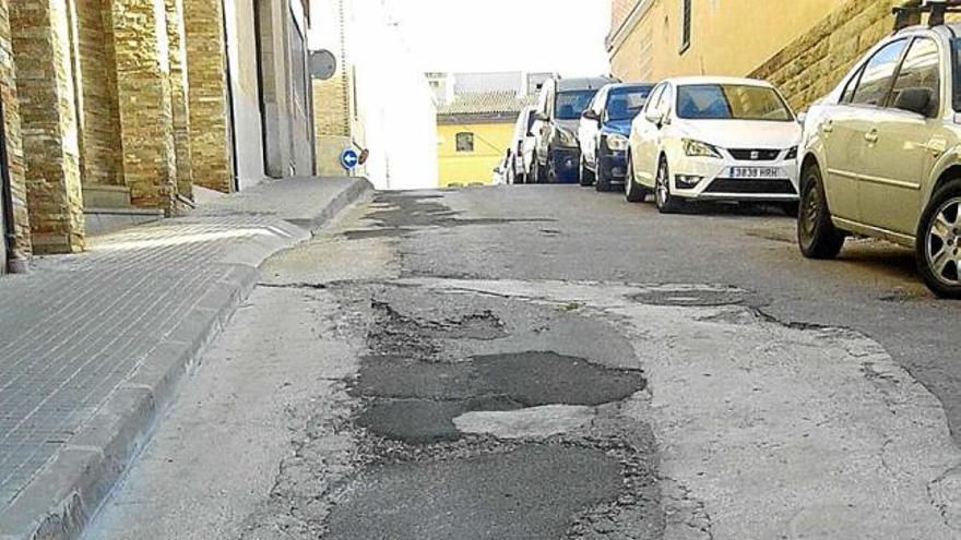 Mal estat del carrer de les Saleses, a prop de la clínica de Sant Josep