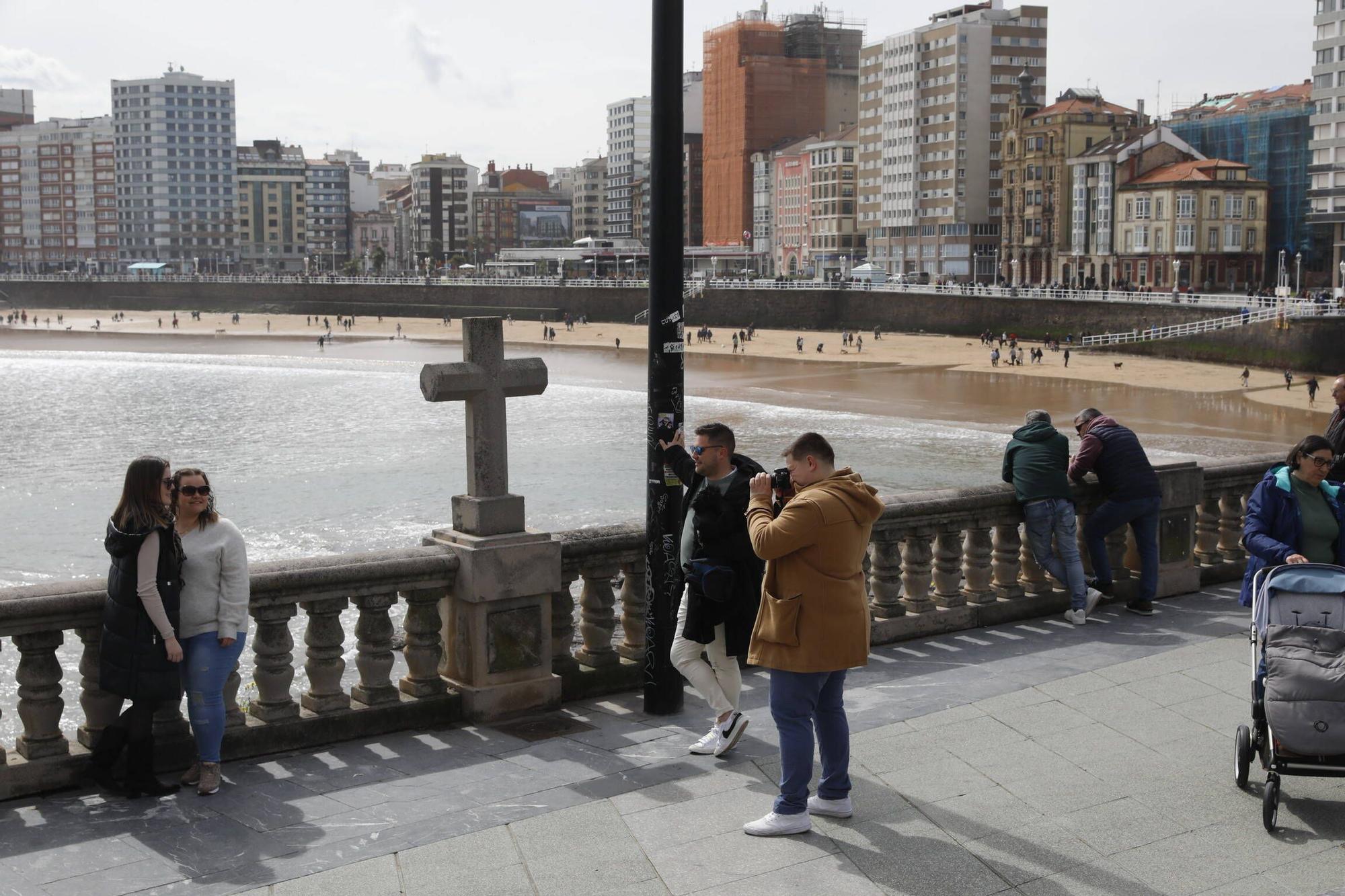 El ambiente en Gijón por Semana Santa, en imágenes