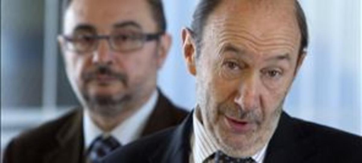 El secretari general del PSOE, Alfredo Pérez Rubalcaba, aquest 18 de març a Saragossa, amb el líder socialista a Aragó, Javier Lambán. EFE / JAVIER CEBOLLADA El secretari general del PSOE, Alfredo Pérez Rubalcaba, aquest 18 de març a Saragossa, amb el líder socialista a Aragó, Javier Lambán. EFE / JAVIER CEBOLLADA