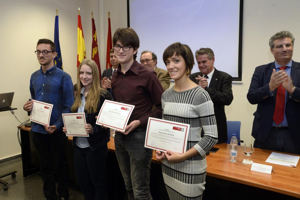 Estudiantes con talento en Ciencias reciben las becas Pablo Artal