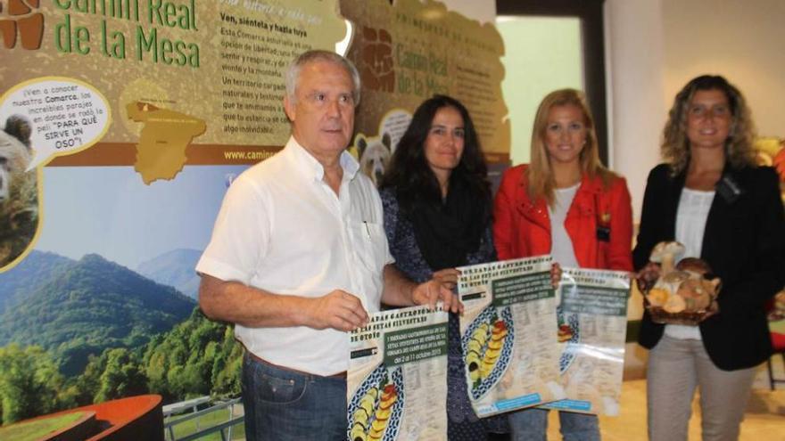 El presidente de la asociación &quot;Turismesa&quot;, Ángel Navarro; Inés Álvarez, de Hostelería y Turismo de Asturias (OTEA), y Lorena Díaz y Ana García, de &quot;Asturhongo&quot;.