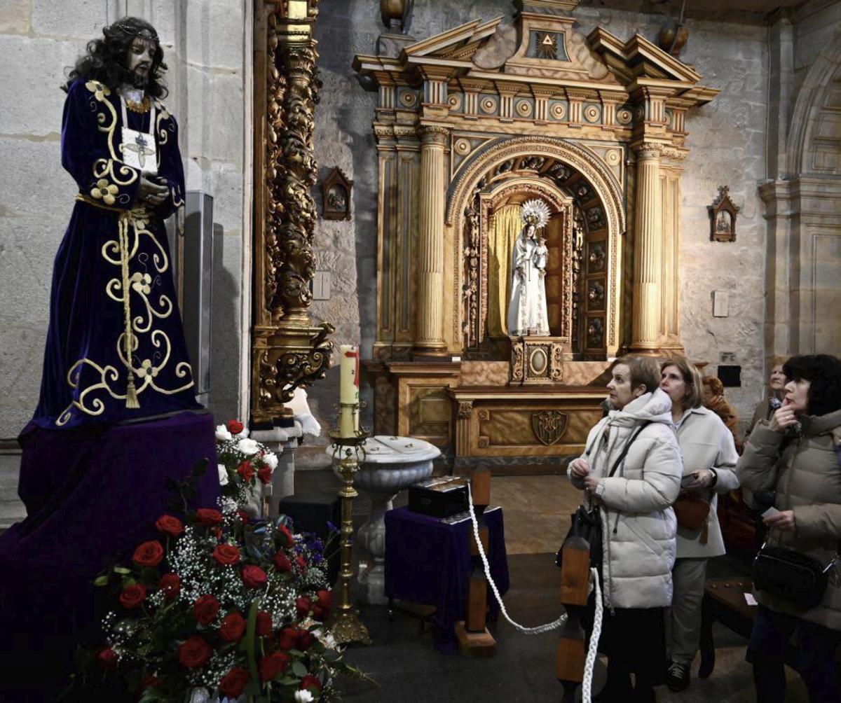 Los asistentes, ante la imagen del Nazareno. | RAFA VÁZQUEZ