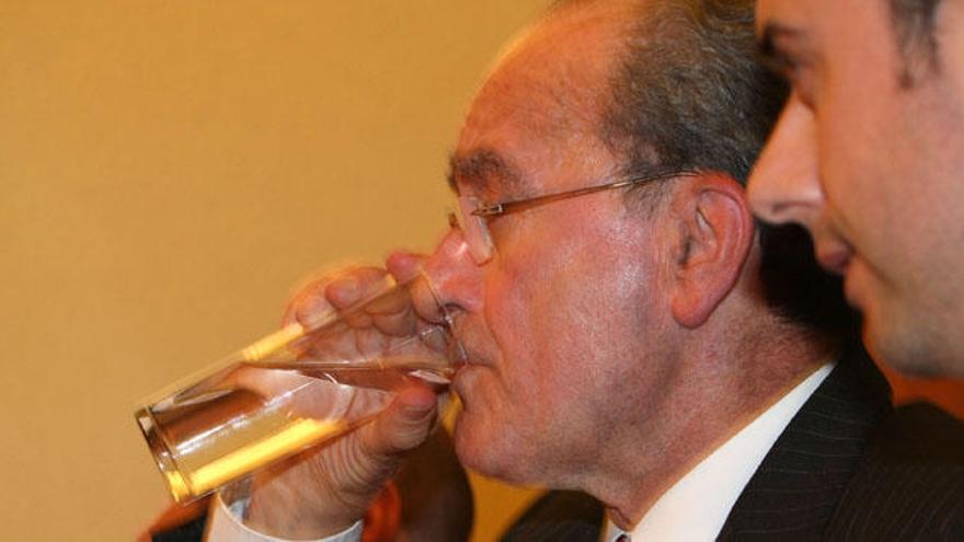 El alcalde bebe agua durante un momento del pleno.