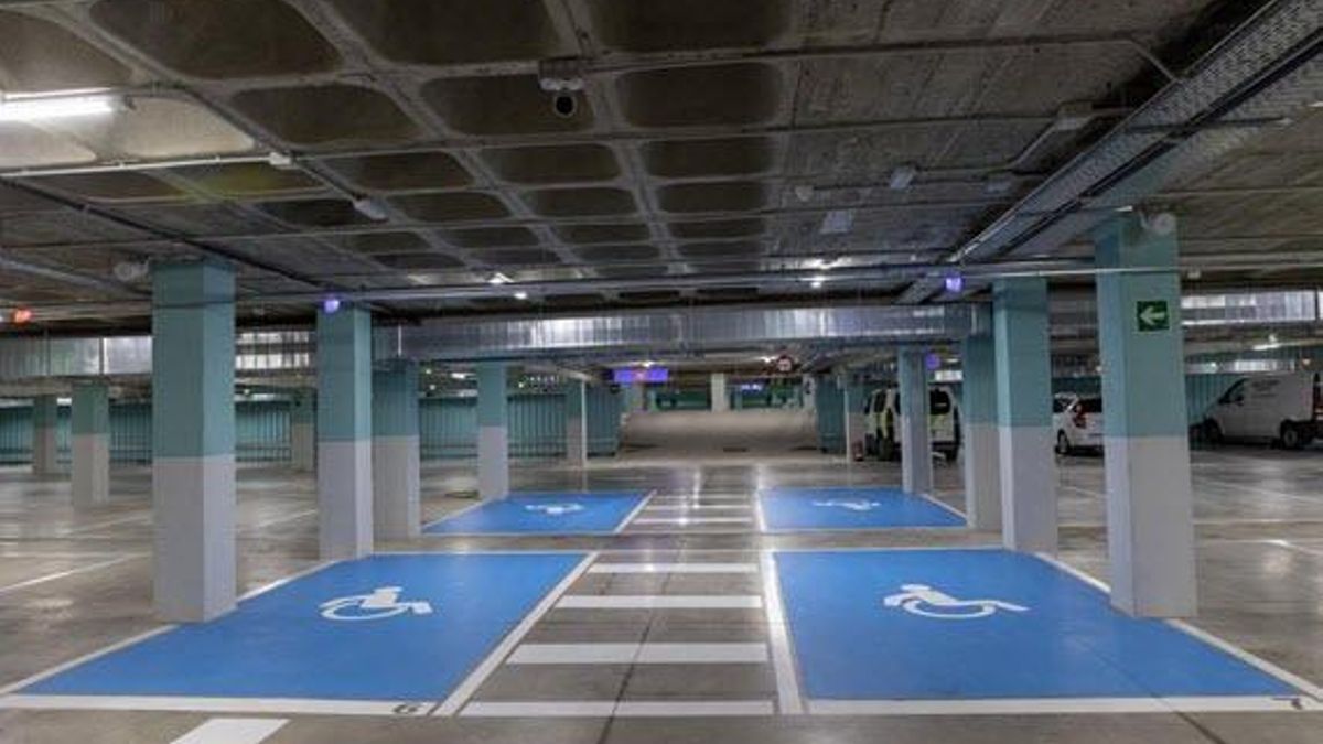 Archivo - Plazas reservadas para personas con movilidad reducida en el parking municipal de Santa Ana.
