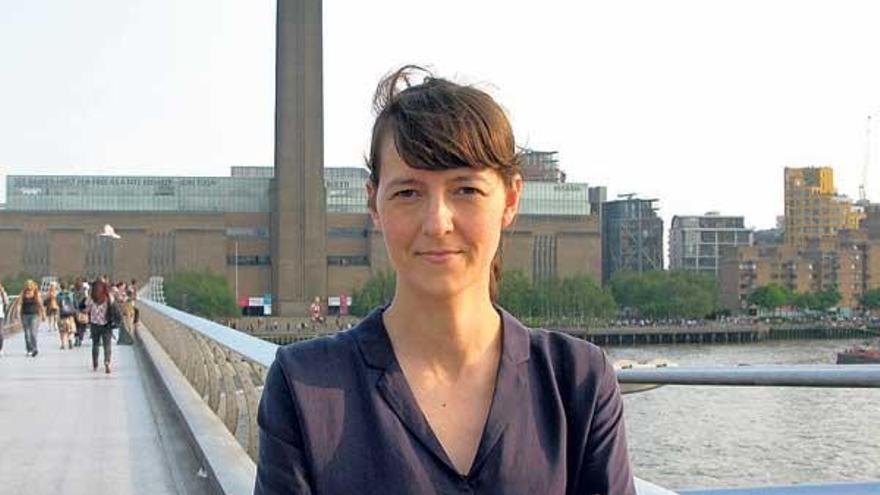 Iria Candela, sobre el Puente del Milenio que cruza el Támesis hasta la Tate Modern de Londres, al fondo.