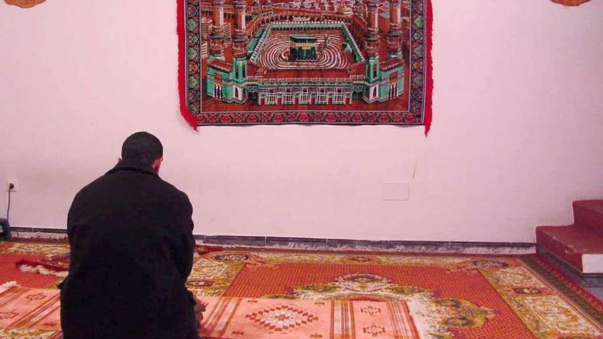 Un musulmán rezando en una mezquita en Arteixo.