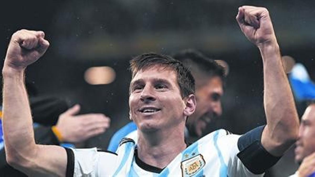 Messi celebra la clasificación de Argentina, tras la tanda de penaltis, anoche en Sâo Paulo.