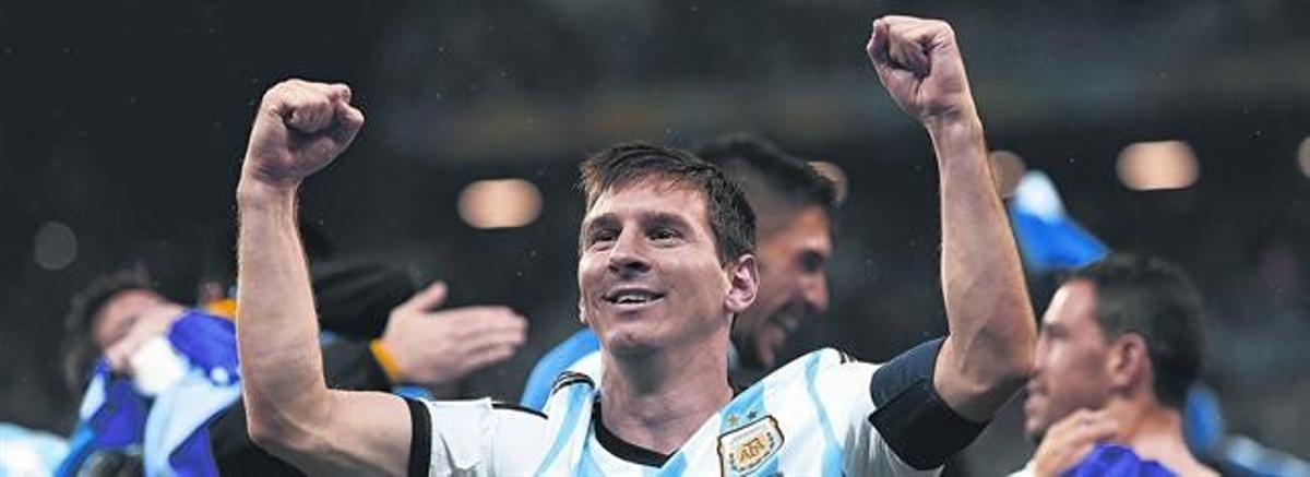 Messi celebra la classificació de l’Argentina, després de la tanda de penals, ahir. Messi celebra la classificació de l’Argentina, després de la tanda de penals, ahir.