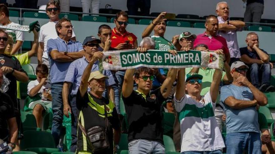 Aficionados del Elche y del Mallorca «sufrieron» una mañana de intenso calor.