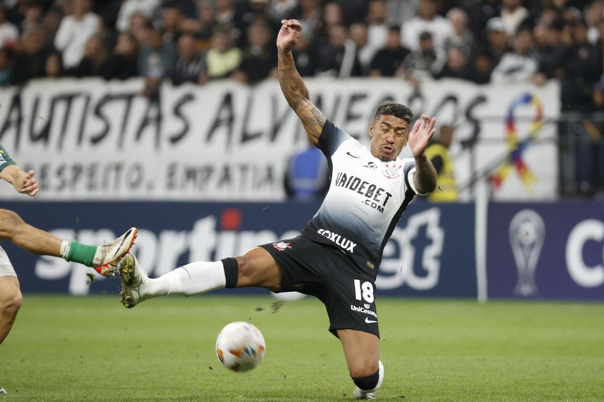 Paulista lucha por un balón.