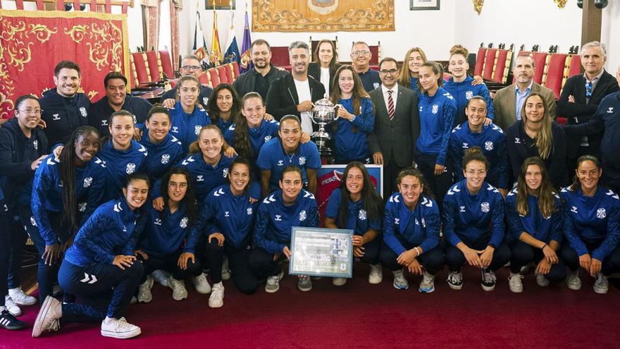 Unidad en el fútbol femenino de Tenerife:  un pacto generoso y que debe servir como espejo