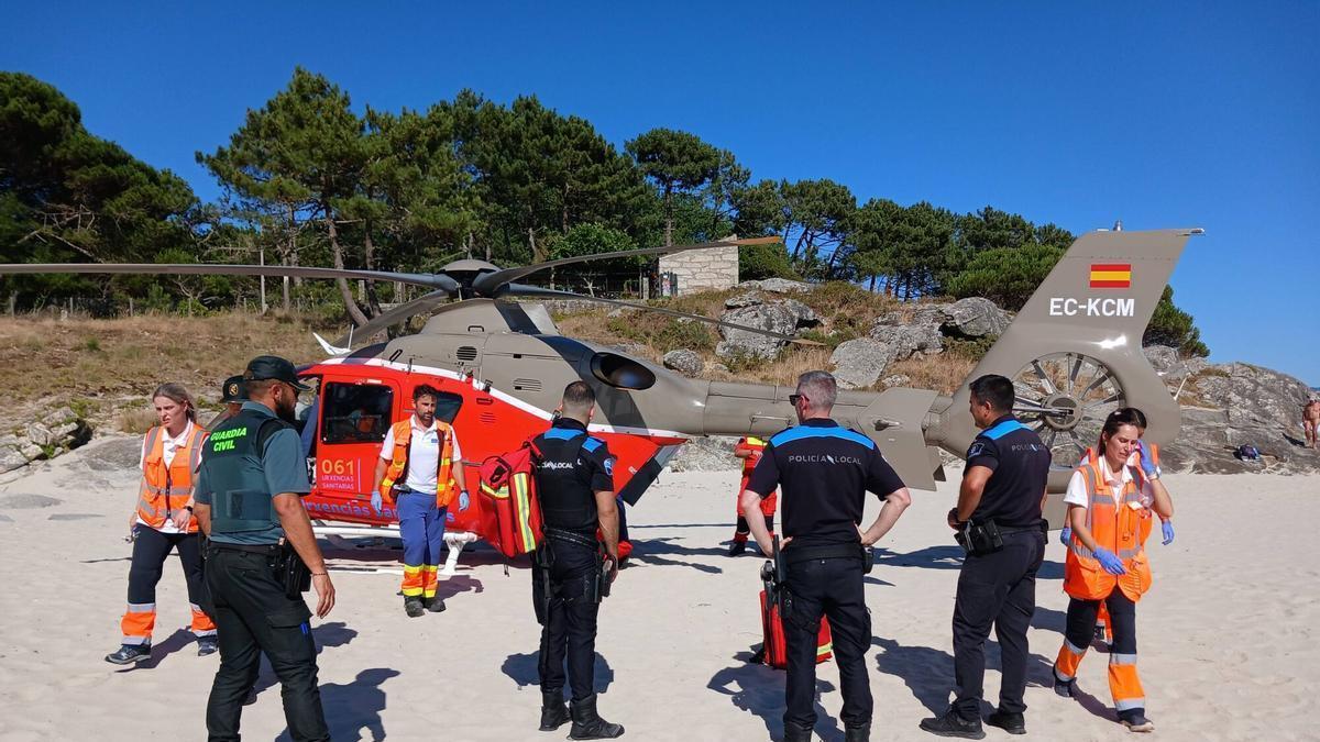 En la evacuación de un enfermeo en la tardel del viernes en Viñó se puede ver a dos agentes de la Policía Local de Cangas