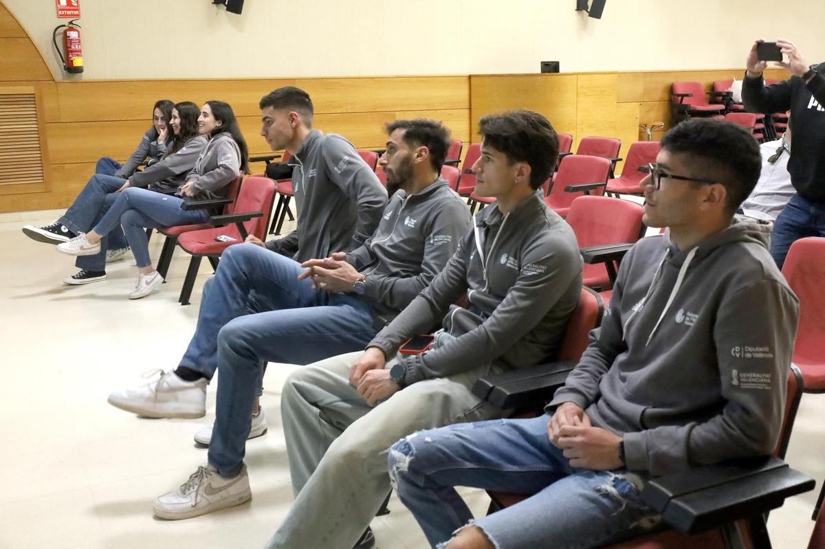 Jugadors i jugadores presents a l'acte.