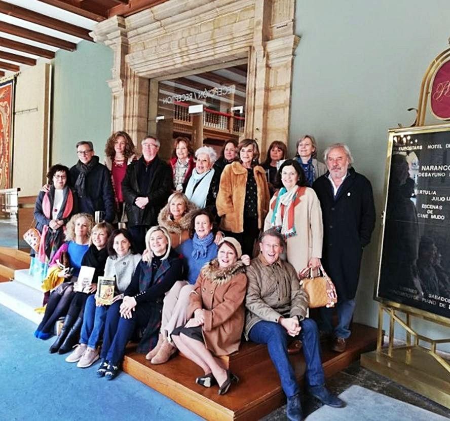 Foto de familia de “La Pizarra”, con Conchita Quirós en el centro.