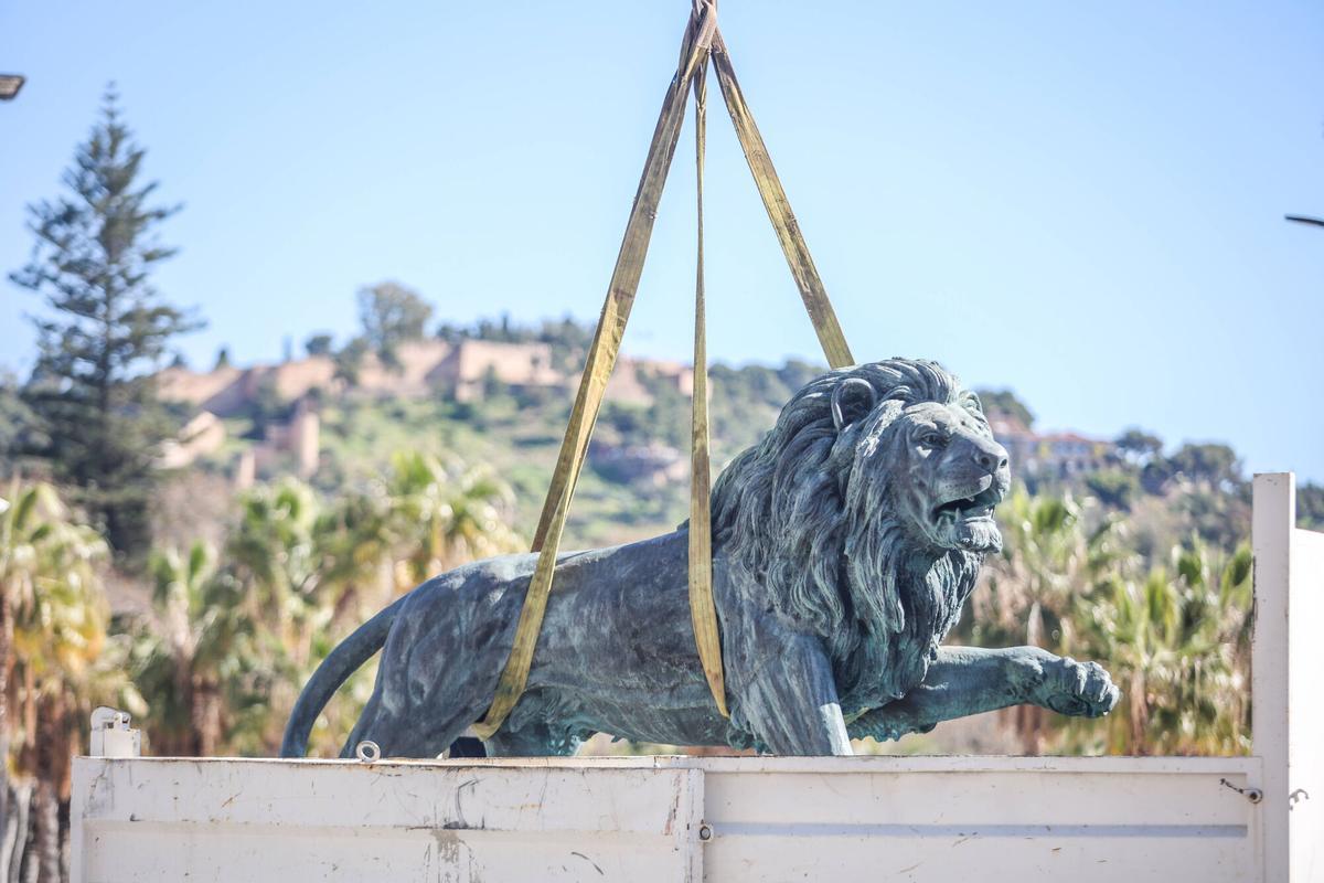 Traslado y montaje de dos leones que forman parte del grupo escultórico donado por Ginés Serrán al Puerto de Málaga y que incluye un Neptuno y un Venus gigantes