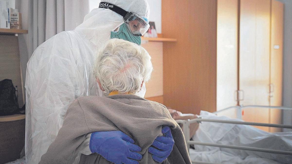 Atención a una mayor en una residencia de ancianos durante la pandemia.