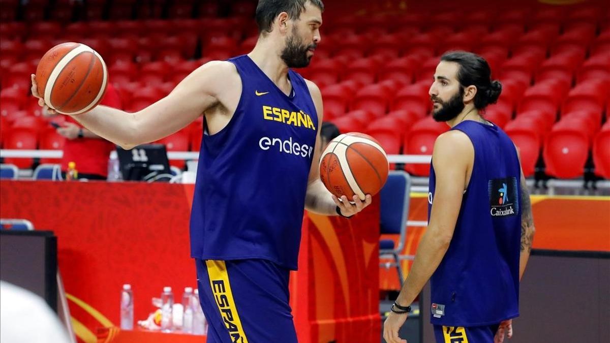 Marc Gasol y Ricky Rubio conversan en el entrenamiento previo al partido ante Irán