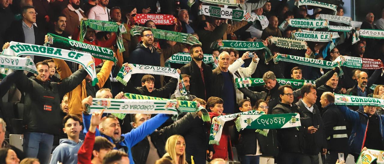 Aficionados del Córdoba CF en el partido ante el Pontevedra en El Arcángel.