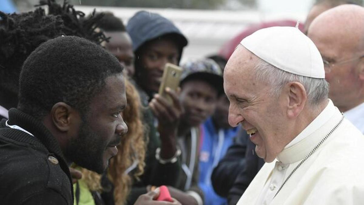 El papa amb els immigrants que detesta VOX.